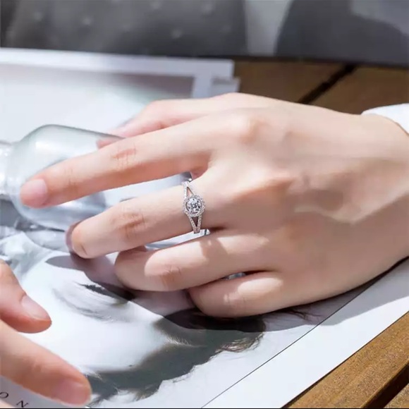 925 Silver Round Cubic Zirconia Engagement Ring 💍 - Picture 3 of 5